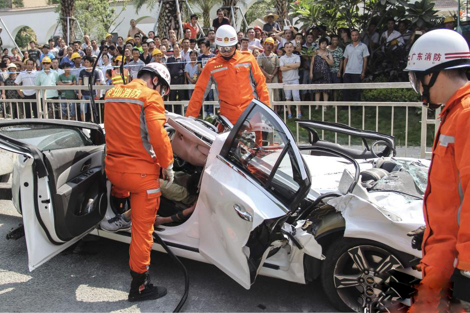 丽江一货车产生侧翻变乱 致两人殒命